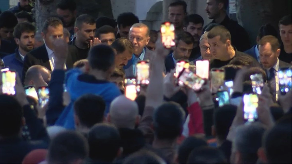 Akşam namazını Eyüpsultan Camisi’nde kılan Cumhurbaşkanı Erdoğan’a vatandaşlardan yoğun ilgi