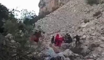 İzmir’de Kayalıklardan düşen gencin kurtarılma anları kamerada