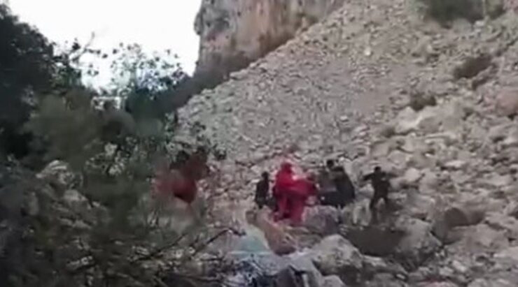 İzmir’de Kayalıklardan düşen gencin kurtarılma anları kamerada