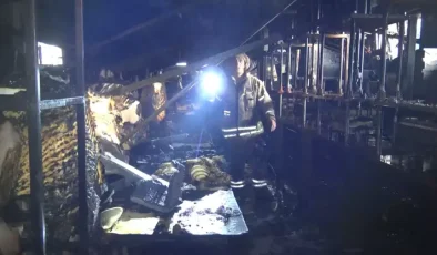 Avcılar’da yanan fabrikada hasar günün aydınlanmasıyla ortaya çıktı