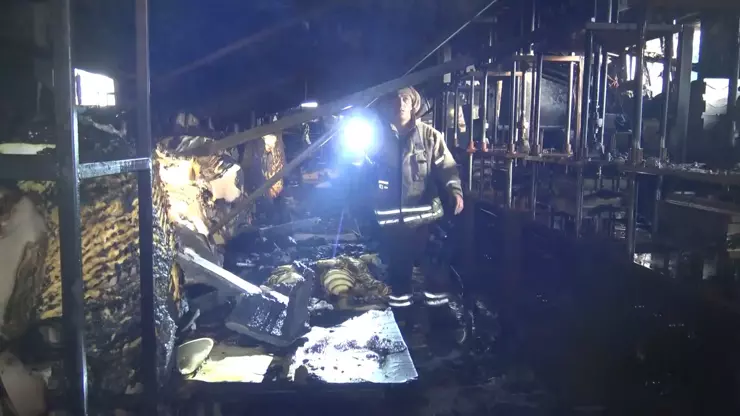Avcılar’da yanan fabrikada hasar günün aydınlanmasıyla ortaya çıktı