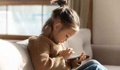 Çocuklarda Göz Sağlığı: Cep Telefonu Kullanımı ve Miyop Riski