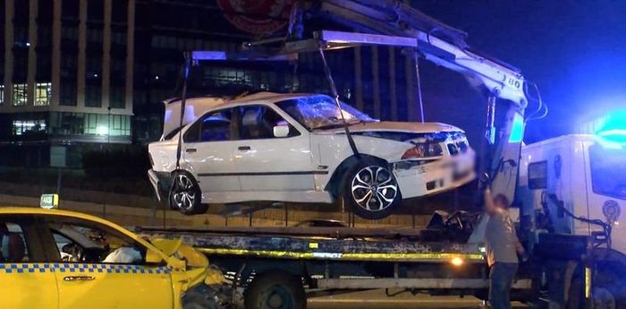Zeytinburnu’nda Trafik Kazası: Arıza Yapan Araca Taksi Çarptı, 2 Yaralı