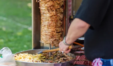 HOLLANDA HAVAYOLU ŞİRKETİNDEN YENİLİK: UÇAKTA DÖNER VE AYRAN MENÜSÜ