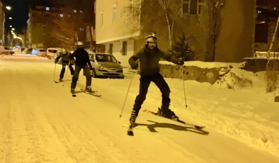 ARDAHAN’DA SOKAKLAR KAYAK PİSTİNE DÖNÜŞTÜ