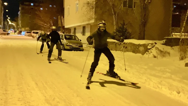 ARDAHAN’DA SOKAKLAR KAYAK PİSTİNE DÖNÜŞTÜ