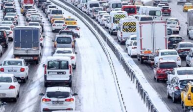 İSTANBUL’DA TRAFİK DURMA NOKTASINA GELDİ