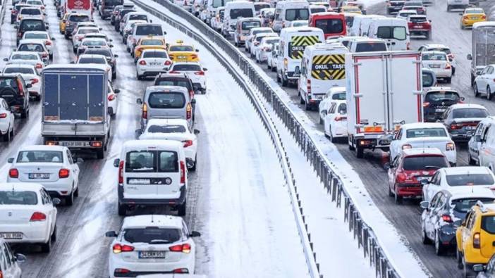 İSTANBUL’DA TRAFİK DURMA NOKTASINA GELDİ