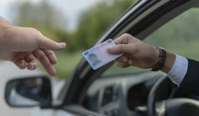 AB’DE EHLIYETE ÜST YAŞ SINIRI GELİYOR: 75 YAŞ ÜSTÜ SÜRÜCÜLERE YASAĞIN YOLU AÇILDI