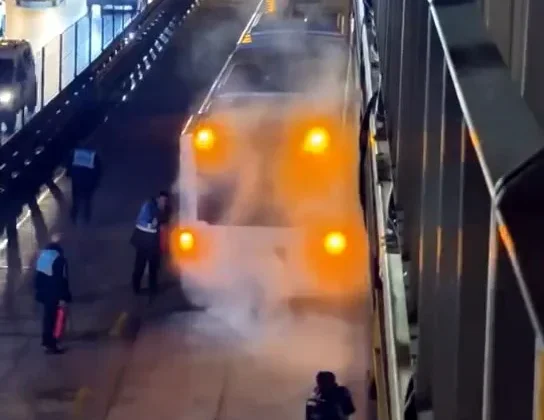 İSTANBUL’DA METROBÜS YANGINI! YOLCULAR SON ANDA KURTULDU