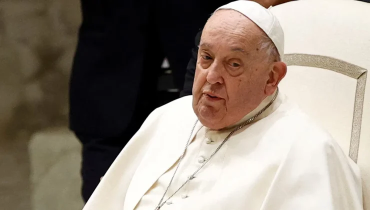 Papa Franciscus Tedavi Sürecinde İki Kez Hayati Tehlike Atlattı