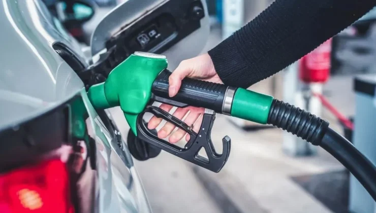BENZİNE İNDİRİM, MOTORİNE ZAM GELDİ! GÜNCEL AKARYAKIT FİYATLARI BELLİ OLDU