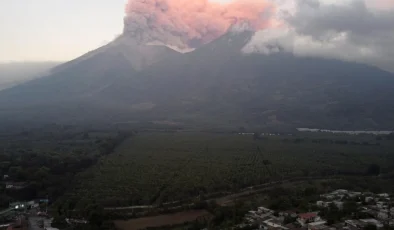 GUATEMALA’DAKİ FUEGO YANARDAĞI’NDA ŞİDDETLİ PATLAMA! 30 BİN KİŞİ TAHLİYE RİSKİYLE KARŞI KARŞIYA