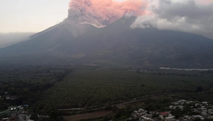 GUATEMALA’DAKİ FUEGO YANARDAĞI’NDA ŞİDDETLİ PATLAMA! 30 BİN KİŞİ TAHLİYE RİSKİYLE KARŞI KARŞIYA