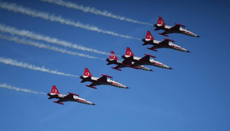 TÜRK YILDIZLARI SAMSUN SEMALARINDA AY-YILDIZ ÇİZDİ!