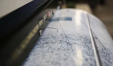 İSTANBUL’DA GECE YARISI DEPREM PANİĞİ
