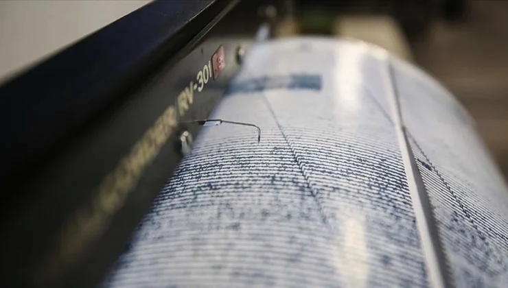 İSTANBUL’DA GECE YARISI DEPREM PANİĞİ