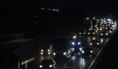 BAYRAM TRAFİĞİ SAKARYA’DA KİLİTLENDİ