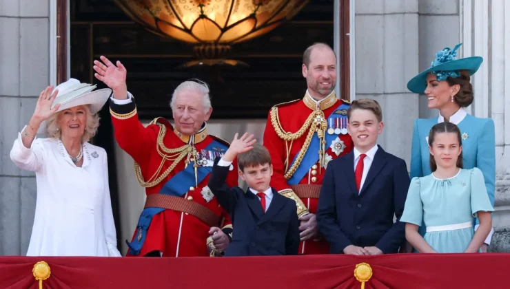 İngiliz Kraliyet Ailesi Trooping the Colour Töreninde Halkla Buluştu