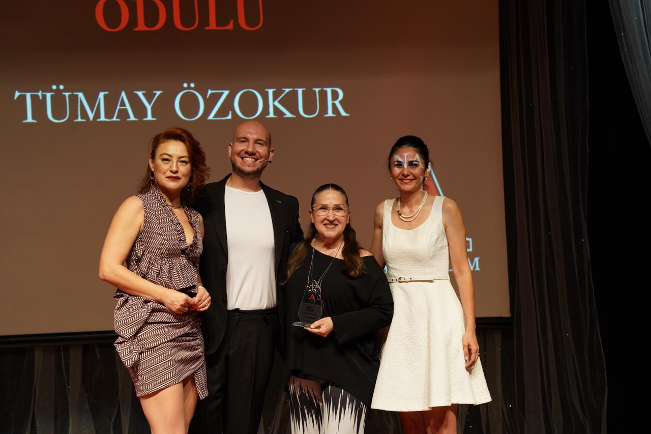 Tümay Özokur’a Sanata Katkı Ödülü: Genç Yeteneklerin Yolunu Aydınlattı
