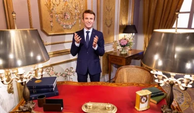 Emmanuel Macron’un Bal Mumu Heykeli Paris’te Çalındı