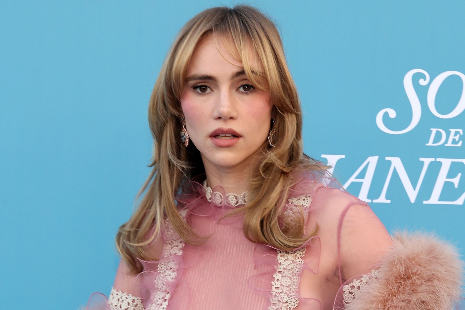 İngiliz Şarkıcı Suki Waterhouse Dar Pantolon Kurbanı Oldu: Hastanede Tedavi Altında
