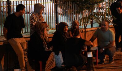 6,1’lik Deprem Sonrası Halk Sındırgı’da Geceyi Sokakta Geçirdi