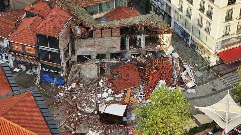 BALIKESİR’DE DEPREM FIRTINASI: GECE BOYU ONLARCA ARTÇI SARSINTI KORKUTTU