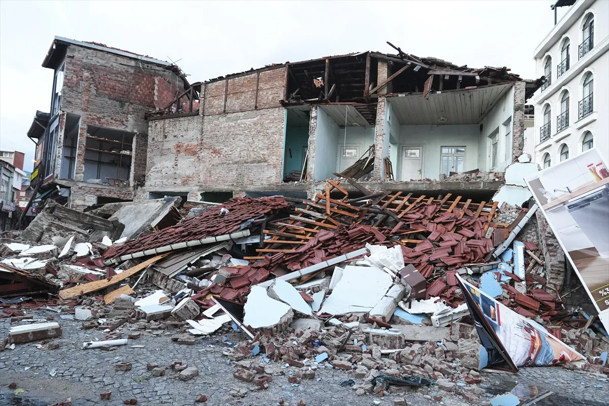 BALIKESİR DEPREMİNDE YARALANAN VATANDAŞLAR TABURCU EDİLDİ