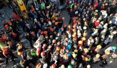 GEBZE’DE UMUT DOLU ANLAR! ENKAZDAN 19 SAAT SONRA BİR KİŞİ DAHA KURTARILDI