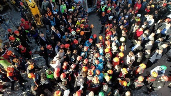 GEBZE’DE UMUT DOLU ANLAR! ENKAZDAN 19 SAAT SONRA BİR KİŞİ DAHA KURTARILDI