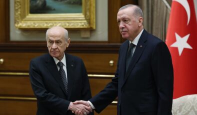 BEŞTEPE’YE GİTMEDİ AMA ERDOĞAN’A ANLAMLI BİR HEDİYE GÖNDERDİ! BAHÇELİ’DEN DİKKAT ÇEKEN CUMHURİYET MESAJI