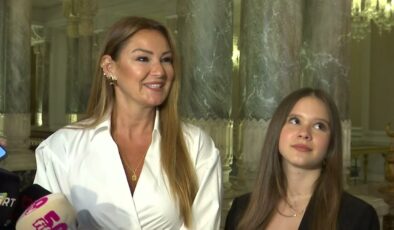 PINAR ALTUĞ’UN KIZI SU ATAÇAN PODYUMDA! GÜZELLİĞİ VE ZARAFETİYLE BEĞENİ YAĞMURUNA TUTULDU