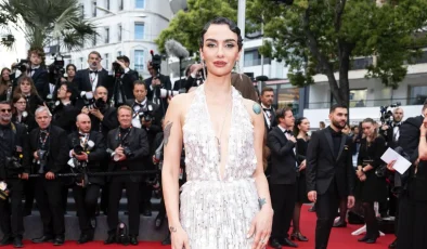 BİRCE AKALAY’DAN AİLE POZU: “AŞK KARELERİNE KISA BİR MOLA” DEDİ