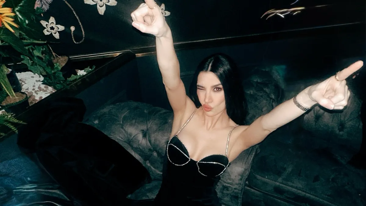 BURCU KIRATLI’NIN CESUR TARZI YİNE GÜNDEMDE: TRANSPARAN ELBİSESİYLE SOSYAL MEDYAYI SALLADI