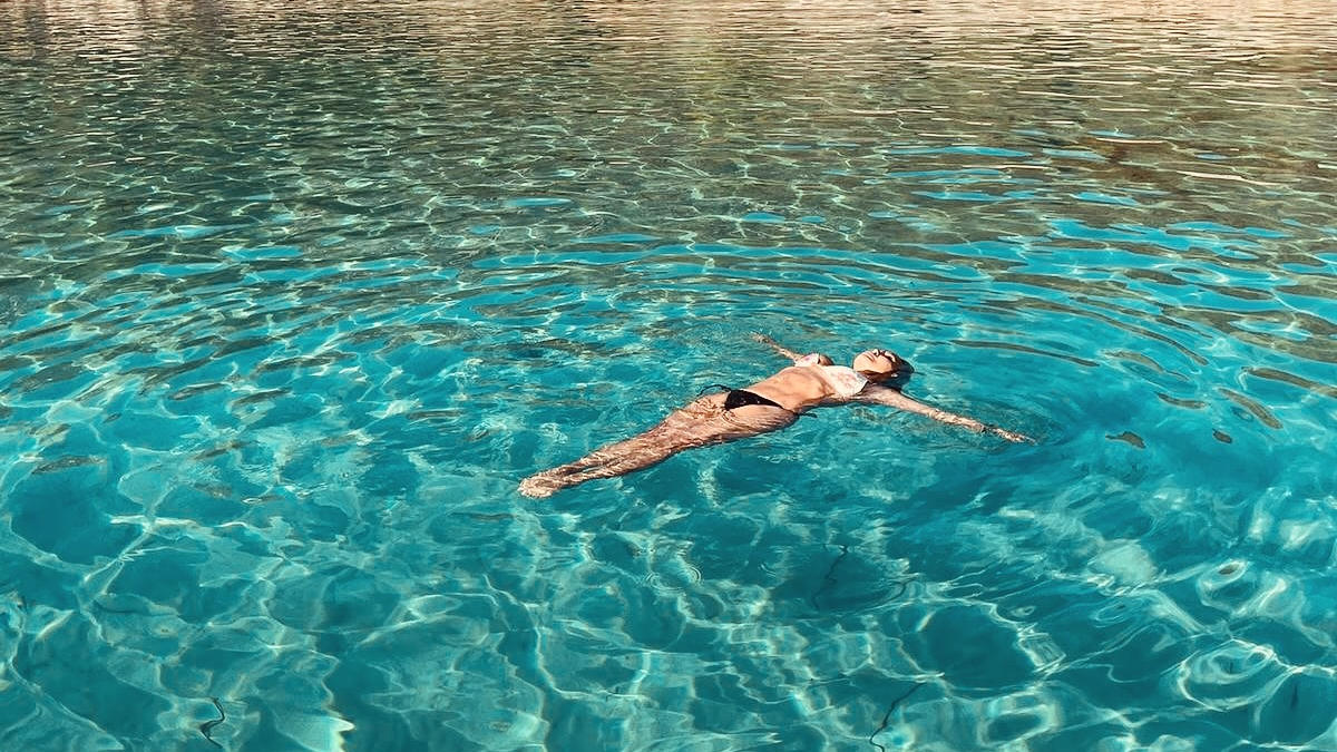 Yonca Evcimik Yıllara Meydan Okuyor! Yeni Pozları Olay Oldu