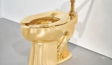 New York Müzayedesinde 18 Ayar Altın Tuvalet Satıldı: 12,1 Milyon Dolara Alıcı Buldu