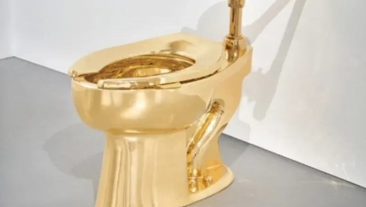 New York Müzayedesinde 18 Ayar Altın Tuvalet Satıldı: 12,1 Milyon Dolara Alıcı Buldu
