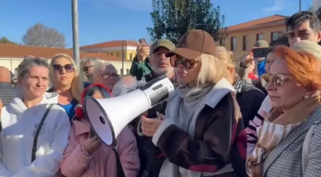 İstanbul’da Sokak Köpekleri İçin Büyük Eylem, “Beslemeye Devam” Mesajı Valilik Önünde Yankılandı