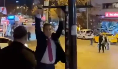 Mustafa Sarıgül, Ankara’daki Viral Kızılay Tabelasına Asılarak Sosyal Medyada Gündem Oldu