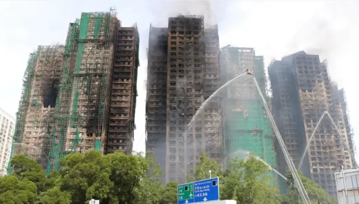 Hong Kong’u sarsan gökdelen yangını: Can kaybı 94’e yükseldi, şehir yasa boğuldu