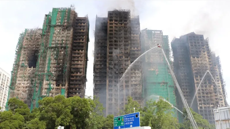 Hong Kong’u sarsan gökdelen yangını: Can kaybı 94’e yükseldi, şehir yasa boğuldu