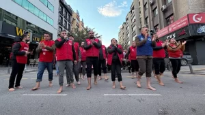 İZMİR BÜYÜKŞEHİR İŞÇİLERİNDEN ÇIPLAK AYAKLI EYLEM: TALEPLER DİKKAT ÇEKİYOR