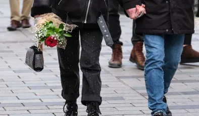 GENÇ KIZLAR NEDEN “TEHLİKELİ ERKEKLERİ” ÇEKİCİ BULUYOR? SOSYOLOJİK VE PSİKOLOJİK AÇIKLAMALAR