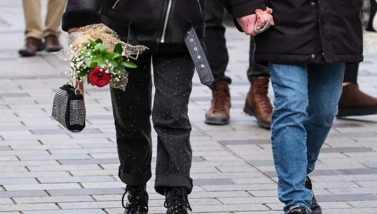 GENÇ KIZLAR NEDEN “TEHLİKELİ ERKEKLERİ” ÇEKİCİ BULUYOR? SOSYOLOJİK VE PSİKOLOJİK AÇIKLAMALAR