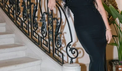 Hadise Merdivenlerde Poz Verdi, Sırtındaki Dövme Sosyal Medyayı Salladı