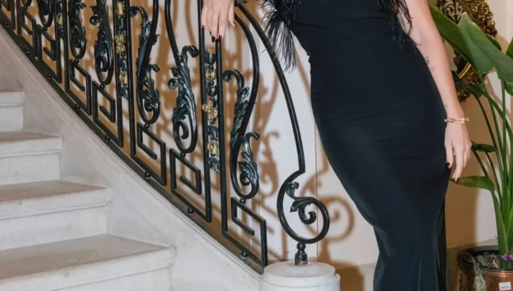 Hadise Merdivenlerde Poz Verdi, Sırtındaki Dövme Sosyal Medyayı Salladı