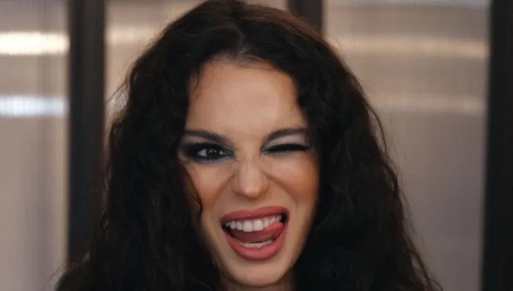 SAHNEDE KORKU DOLU ANLAR: ASLI BEKİROĞLU’NUN KAFASINA KAPI DÜŞTÜ