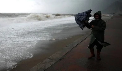 İSTANBUL’DA MARMARA DENİZİ’NDEKİ ŞİDDETLİ RÜZGÂR VE FIRTINA KORKUSU YAŞANIYOR, YURTTAŞLAR TEDBİRLERİ ARTTIRIYOR