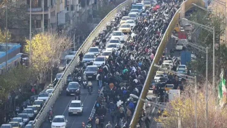 İRAN’DA KURDA YAŞANAN ŞOK DALGALANMA SONRASI EKONOMİK KRİZ TEPKİLERİ BÜYÜYOR, HALK TÜM KENTLERDE SOKAĞA ÇIKARAK YÖNETİME TEPKİ GÖSTERİYOR